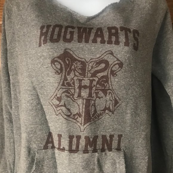 Alternative Earth Hogwarts Alumni w/School Crest Gray V-Neck Sweatshirt Large - Picture 2 of 12
